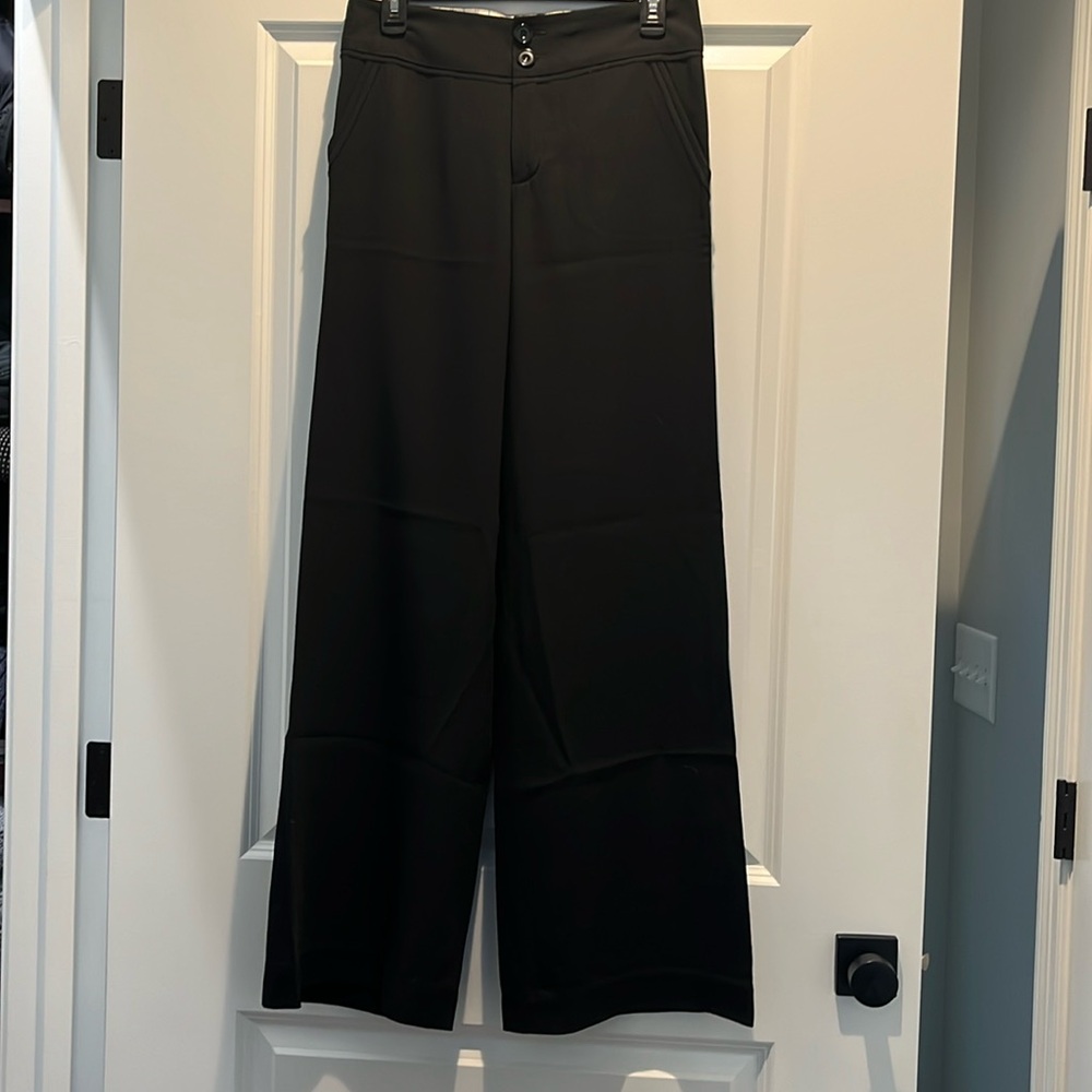 EUC - Marc Jacobs flared leg, low waist, dress trouser. Size 4 US. Black.